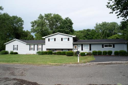 A huge Sprawling House on a large lot -15 minutes to St Louis in 美景高原