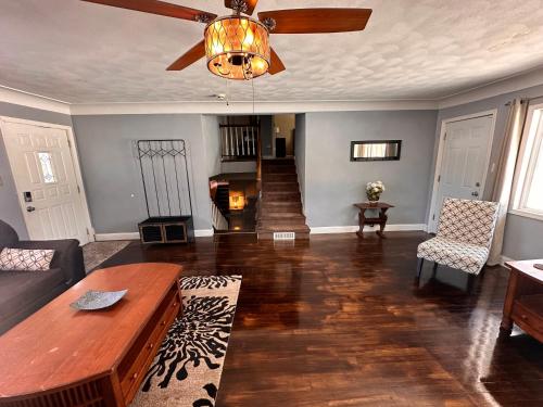 A huge Sprawling House on a large lot -15 minutes to St Louis in 美景高原