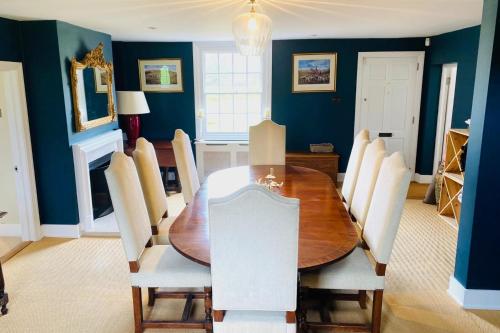 Stunning 6-bed country house with heated pool Stunning 6-bed country house with heated pool