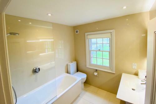 Stunning 6-bed country house with heated pool Stunning 6-bed country house with heated pool