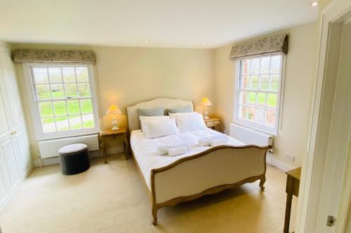 Stunning 6-bed country house with heated pool Stunning 6-bed country house with heated pool