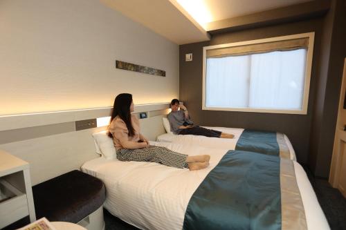 Standard Twin Room image 7