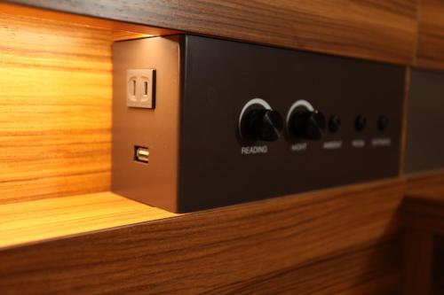 Standard Twin Room image 5