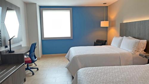 Standard Room with Two Queen Beds image 4
