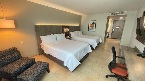 Standard Room with Two Queen Beds image 7