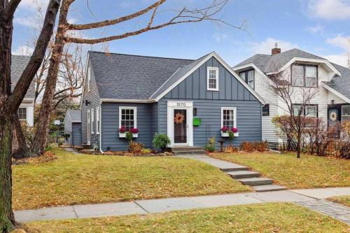 Enchanting and comfy urban cottage with renovated rustic den by Como Park & MN State Fair