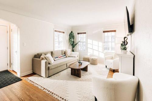 Enchanting and comfy urban cottage with renovated rustic den by Como Park & MN State Fair in Saint Paul, USA
