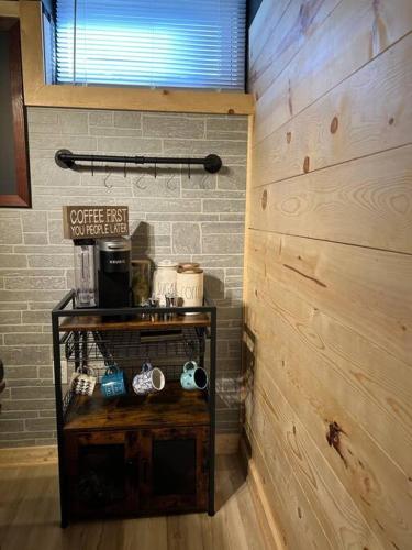 Enchanting and comfy urban cottage with renovated rustic den by Como Park & MN State Fair