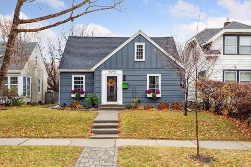 Enchanting and comfy urban cottage with renovated rustic den by Como Park & MN State Fair