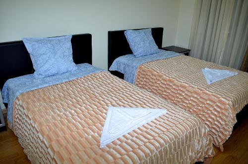 3 double beds