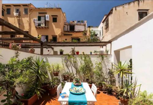 In the heart of Kalsa, a green and quiet terrace, Free Parking, Palermo