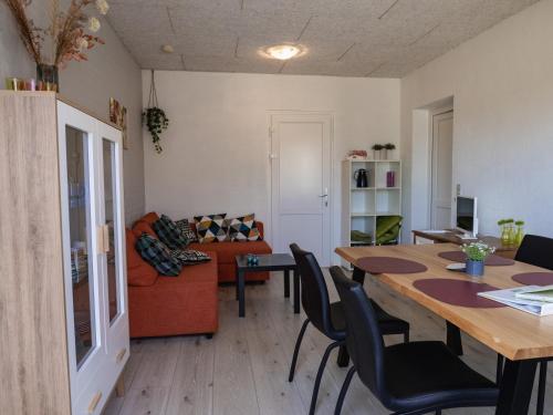 Solvang Apartments, Ansager