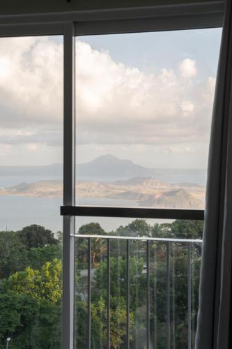 Taal View or LG Unit 1BR Wifi Near Sky Ranch Room Type - Apartment with Lake View