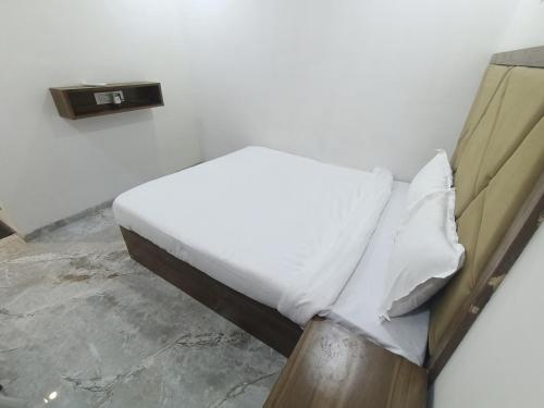 Hotel Beverly Plaza Near US Embassy - BKC - Kurla West