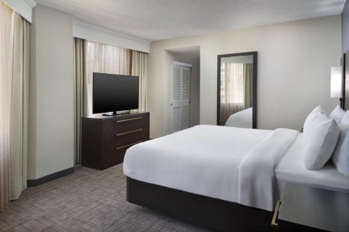 One-Bedroom Corner King suite with Sofa Bed