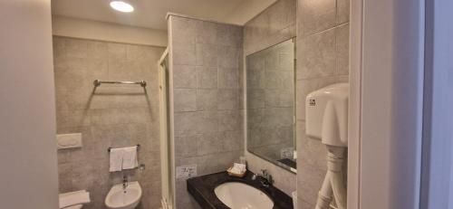 Double or Twin Room image 3