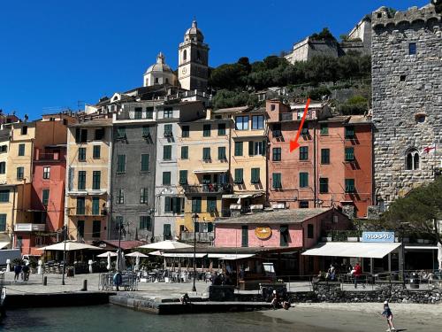 Azzurra, sulla Calata di Portovenere