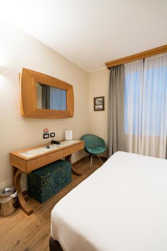 Double or Twin Room with City View image 5