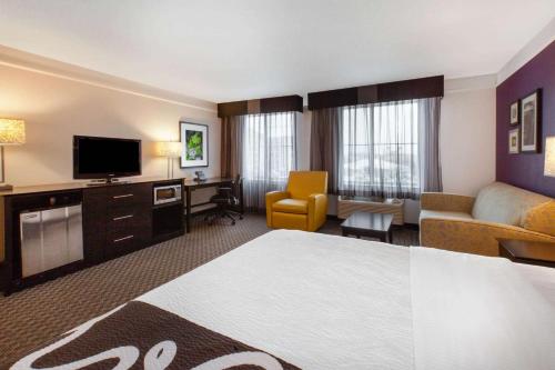 1 king bed, 1 sofa bed