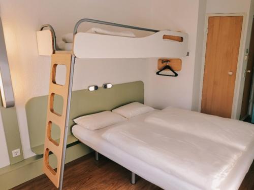 1 double bed, 1 bunk bed
