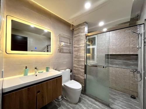 Luxury Apartment with Panoramic City Views - image 2