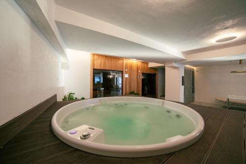 Karstais baseins, Hotel Sato Conference & SPA Resort in Sutomore
