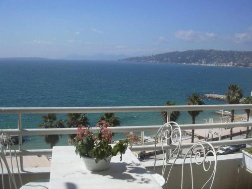 Ma terrasse sur le front de mer et vue panoramique. Antibes - Juan-les-pins