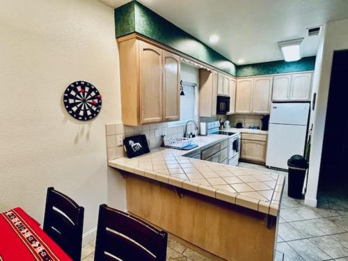 Wild Stallion HOT TUB Sleeps 4 Darts Private in Ahwahnee (CA)