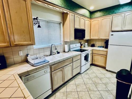 Wild Stallion HOT TUB Sleeps 4 Darts Private in Ahwahnee (CA)