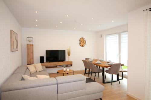 ADA, Ferienwohnung, 6-8 Personen, Parkplatz am Haus, modern, mit Dachterrasse - Apartment - Kulmbach