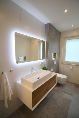 Baño, Großes Apartment mit Küche, Dusche, Badewanne, Balkon, Parkplatz vor dem Haus, ruhig gelegen, ADA4 (Großes Apartment mit Kuche, Dusche, Badewanne, Balkon, Parkplatz vor dem Haus, ruhig gelegen, ADA4) in Kulmbach