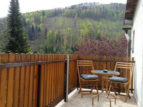 Erkély/terasz, Jitřenka chata s cateringem (Jitrenka chata s cateringem) in Trojanovice