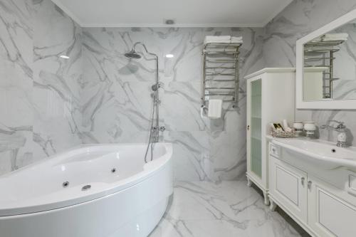 Ducha, Sagora Hotel in Chernivtsi