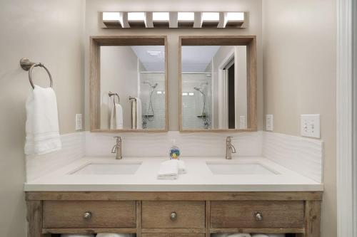 Lux Townhouse, Walk to All, Sleeps 6 Adults in Louisville, USA