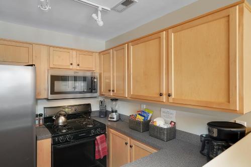 Lux Townhouse, Walk to All, Sleeps 6 Adults in แคมป์ เทย์เลอร์