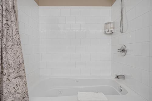 ห้องน้ำ, Lux Townhouse, Walk to All, Sleeps 6 Adults in แคมป์ เทย์เลอร์