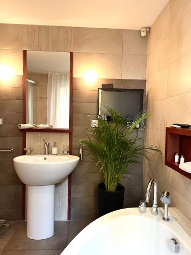 ŁACIARSKA Apartment ~ 200m Main Square ~ Self Check-In 20h