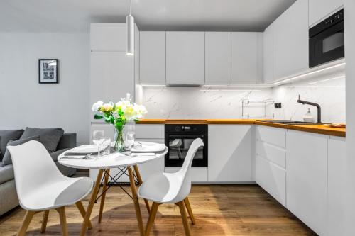 Warsaw Downtown - Workspace, Park & Metro Nearby - Rentujemy, Warsaw (photo 2)
