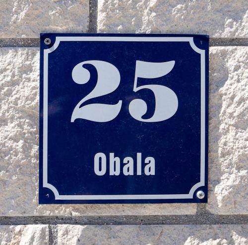 Obala 25, Bol