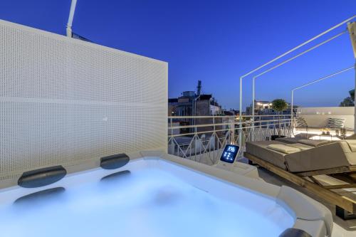 Central Sunny Loft with Plunge Pool, Athens