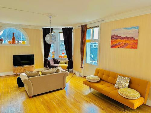 Stylish big Jugend art nouveau apartment with balcony heart of Alesund - Apartment - Ålesund