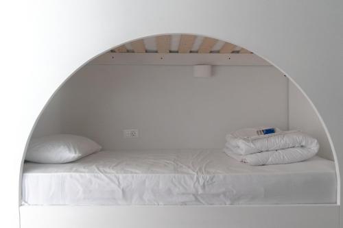 Bunk Bed in Mixed Dormitory Room image 8