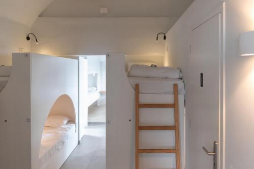 Bunk Bed in Mixed Dormitory Room image 9