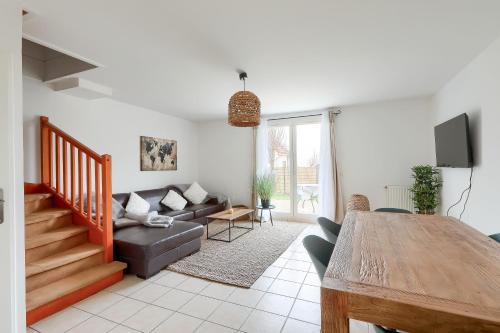 Общ салон/телевизионна зона, Élégance Familiale - Confort & Jardin (Elegance Familiale - Confort & Jardin) in Cormeilles-en-Parisis