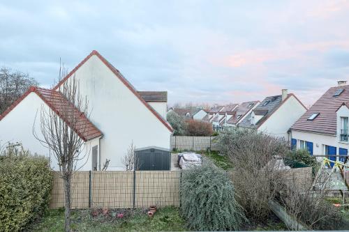 Градина, Élégance Familiale - Confort & Jardin (Elegance Familiale - Confort & Jardin) in Cormeilles-en-Parisis