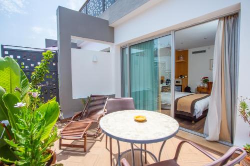 King Suite with Balcony image 4