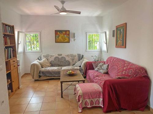 Perro Andaluz Cottage with flower garden in Zahora