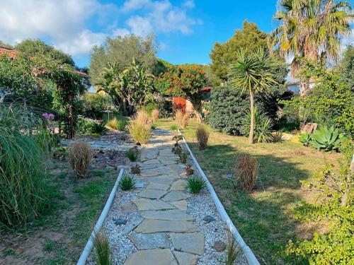 Perro Andaluz Cottage with flower garden in Zahora