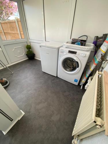 3 Bed House - Sleeps 6 - Garden - Parking - Wifi in Penrhyn Bay
