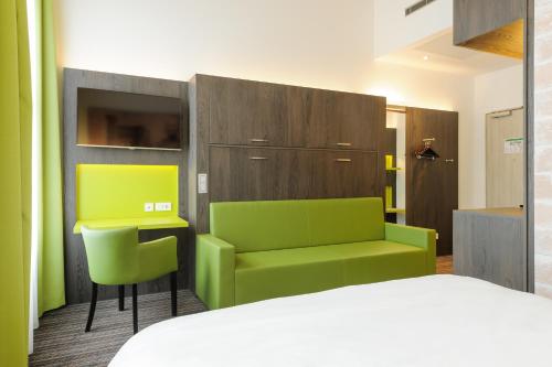 2 twin beds, 1 sofa bed
